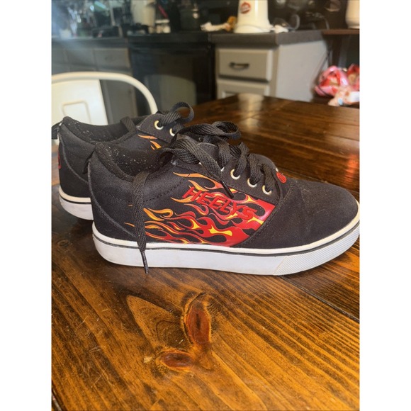 Heelys Pro 20 Flames Youth 5 Shoes Black/Flames ROLLER-SKATE SNEAKERS-1x Wheel - Picture 1 of 8